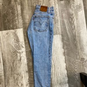 •Levi’s 501 Women’s Jeans
